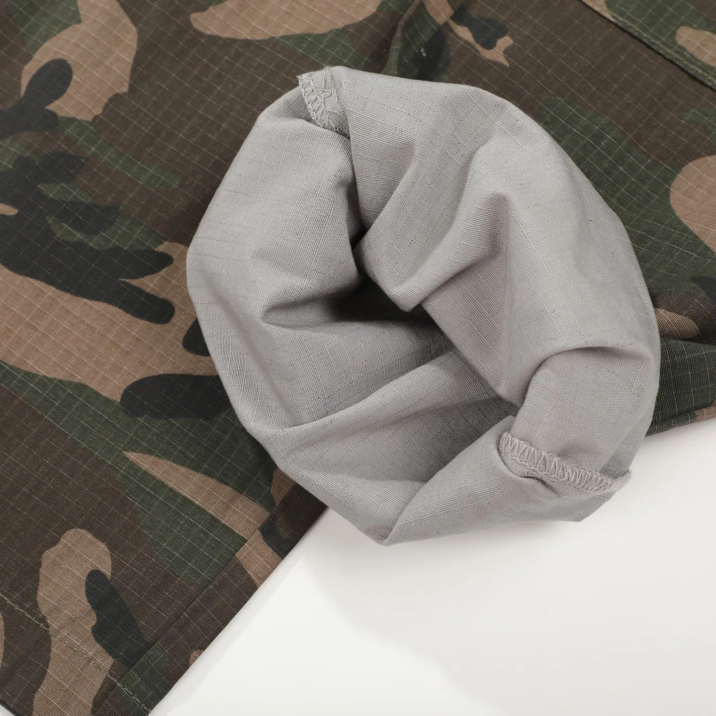 P280 Chrome HeartsCH camouflage logging pants straight-leg Sanskrit unisex overalls, W-level cabinet, patchwork cross pattern embellishment, high-waisted washed jeans! ! Absolutely high-end luxury products, 1.9W-level god-level single products, super popular products, built with top heavy industry, a magic weapon that cannot be missed. About Zangyin, this is an extremely luxurious fashion brand, which can also be called the aristocrats of the high street. It has always been an exclusive brand for some hipsters or the rich second generation. Compared with ordinary high streets, it is more luxurious and noble. Compared with luxury brands, it has a more fashionable personality and has always been a brand that I have a special liking for. Imported yarn is custom-woven into a high-density twill canvas, which ensures a crisp silhouette while also making the fabric very delicate to the touch. It follows the B01 classic silhouette, with a crisp and stylish upper body. The ready-made garments are stone-milled and fermented, so they can be matched with any style. Buttons and zippers are made of authentic YKK retro metal products. Double-layer canvas on the front knees has perfect details. All hardware is customized. Color: Camouflage Size: 28/30/32/34/36 Waist: 74/79/84/89/94 Sitting: 104/109/114/119 Pants length: 101/102/104/106/108